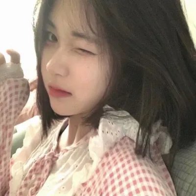给小酒馆女子喝高杯酒海报